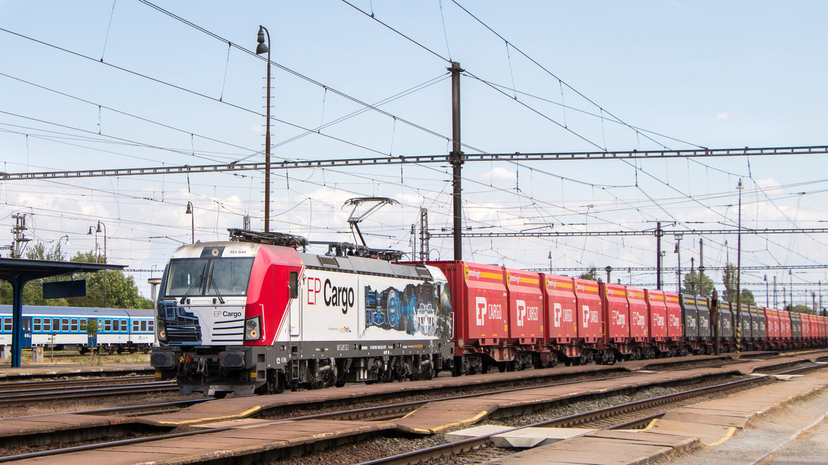 11. Juli 2019 in Nymburk hl.n.: 193 844-8 von EP-Cargo ist mit einem ebendiesen Zug unterwegs. 