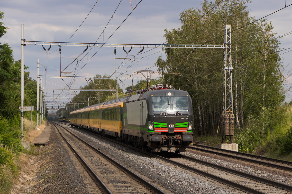 11. Juli 2019 in Rostoklaty: 193 743-2 mit regiojet kurz vor Prag. 