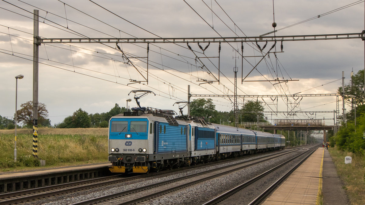 11. Juli 2019 in Rostoklaty: 362 030-9 benötigt noch eine 2. Lok (warum auch immer?).