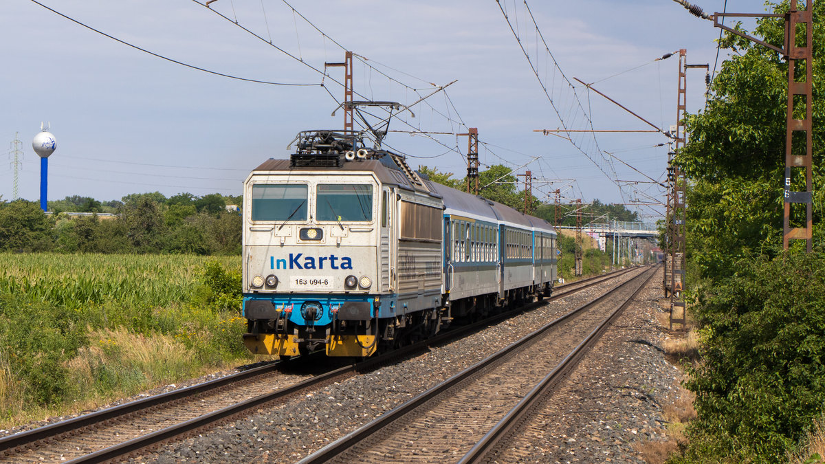 11. Juli 2019 in Velké Zbozí: 163 094-6 unterwegs mit dem Schnellzug nach Kolin. 