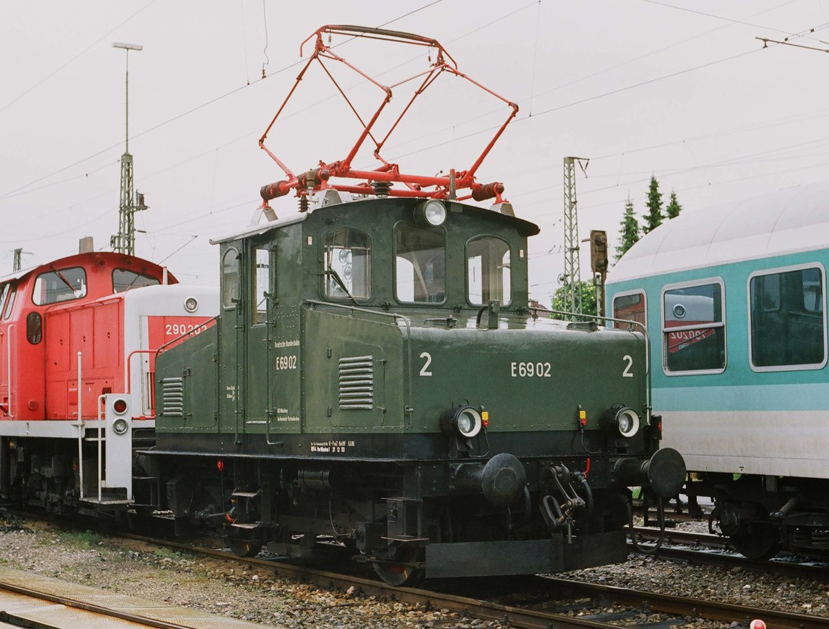 11. Juni 1994, auf dem Bahnhof und im Bw Garmisch-Partenkirchen fand an einem verregneten Samstag eine historische Fahrzeugschau statt. Die grüne E 69 02 war noch betriebsfähig.