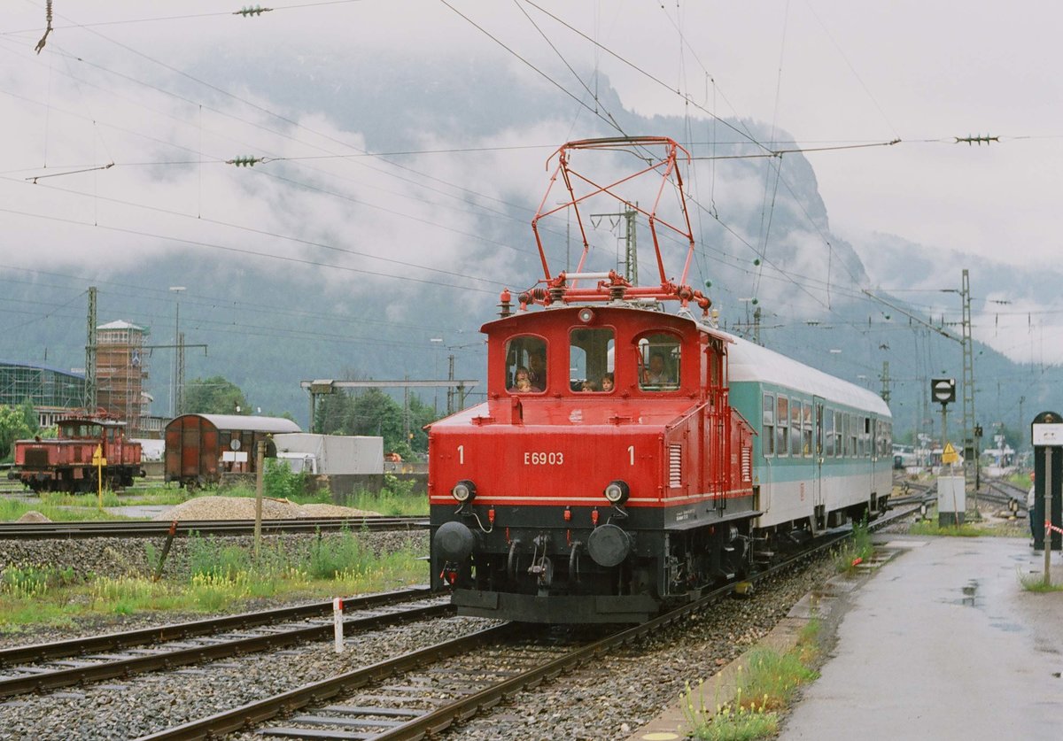 11. Juni 1994, auf dem Bahnhof und im Bw Garmisch-Partenkirchen fand an einem verregneten Samstag eine historische Fahrzeugschau statt.  Unter Strom  stand auch die rote E 69 03 mit einem Nahverkehrswagen.