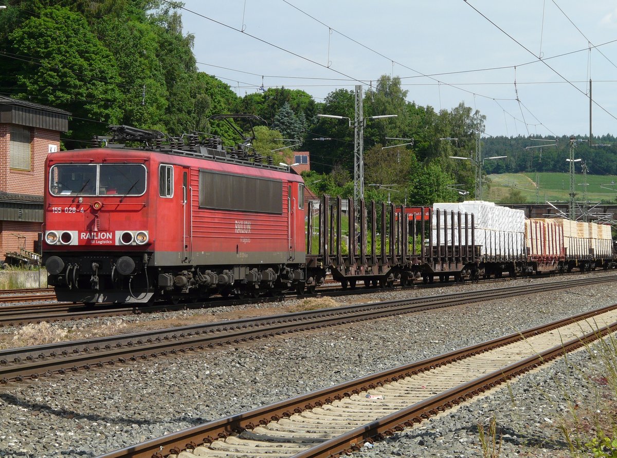 11. Juni 2010, Lok 155 028 befördert einen Güterzug aus Richtung Saalfeld durch den Bahnhof Kronach