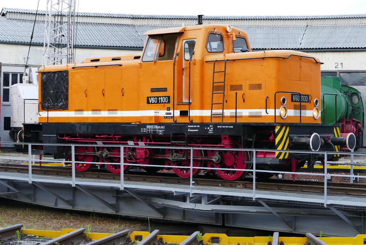 11. Juni 2016, im Bw Arnstadt: Die 106 100-1 gehört zur ersten Serie der für die DR gebauten V60. Sie wurde 1963 von LKM mit der Fabriknummer 270102 gebaut und als V60 1100 an die Deutsche Reichsbahn abgeliefert. Bei der DB AG erhielt die Lok, zur Kleinlokomotive zurückgestuft, die Bezeichnung 346 100-1.