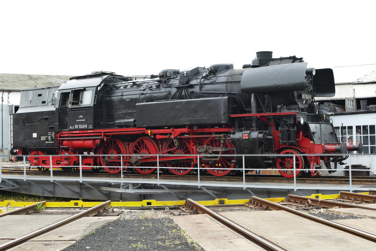 11. Juni 2016, Im Bw Arnstadt war heute Nachtfotoparade. Die Lokomotive 65 1049 wurde 1956 vom  VEB Lokomotivbau  Karl Marx  in Babelsberg unter der Fabriknummer 121 049 gebaut. Seit Anfang 1999 ist sie im historischen Bw Arnstadt beheimatet und wird vom Förderverein  Bw Arnstadt/hist.  e.V. betreut.