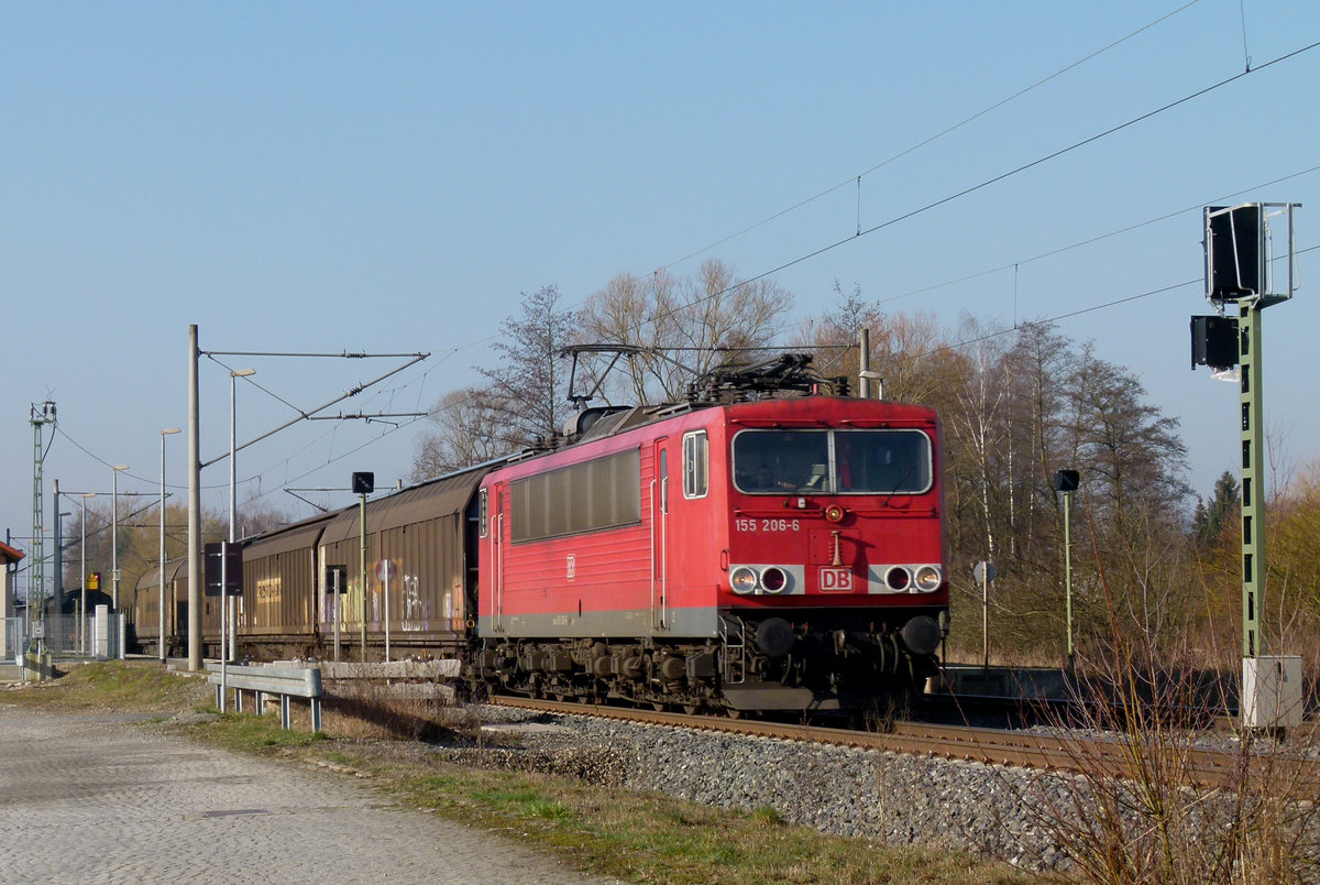 11. März 2014, Lok 155 206 befördert einen Güterzug in Richtung Saalfeld durch den Haltepunkt Küps.