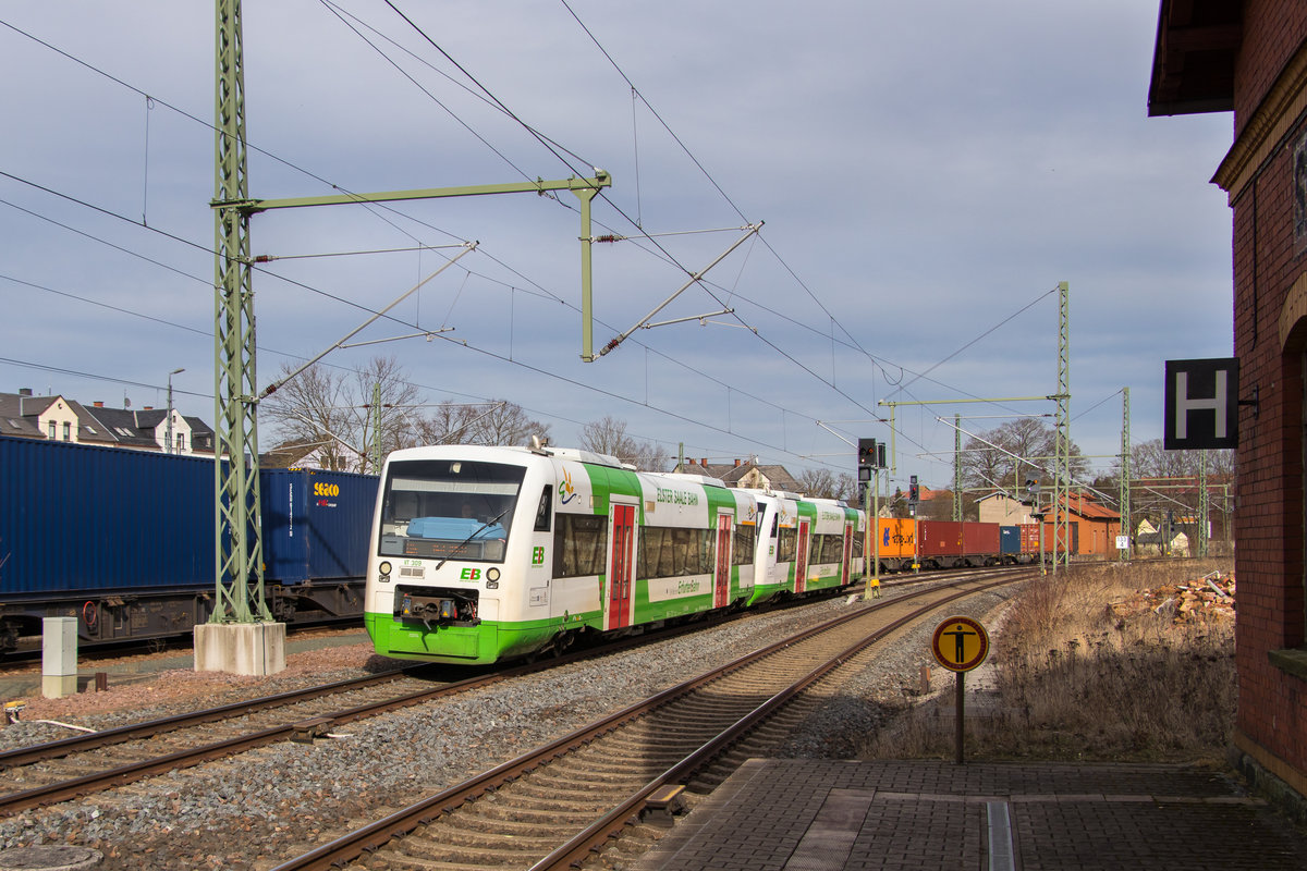 11. März 2018 Bahnhof Schönberg / V. Die Erfurter Bahn mit VT 309 wird jeden Moment hier halten. 