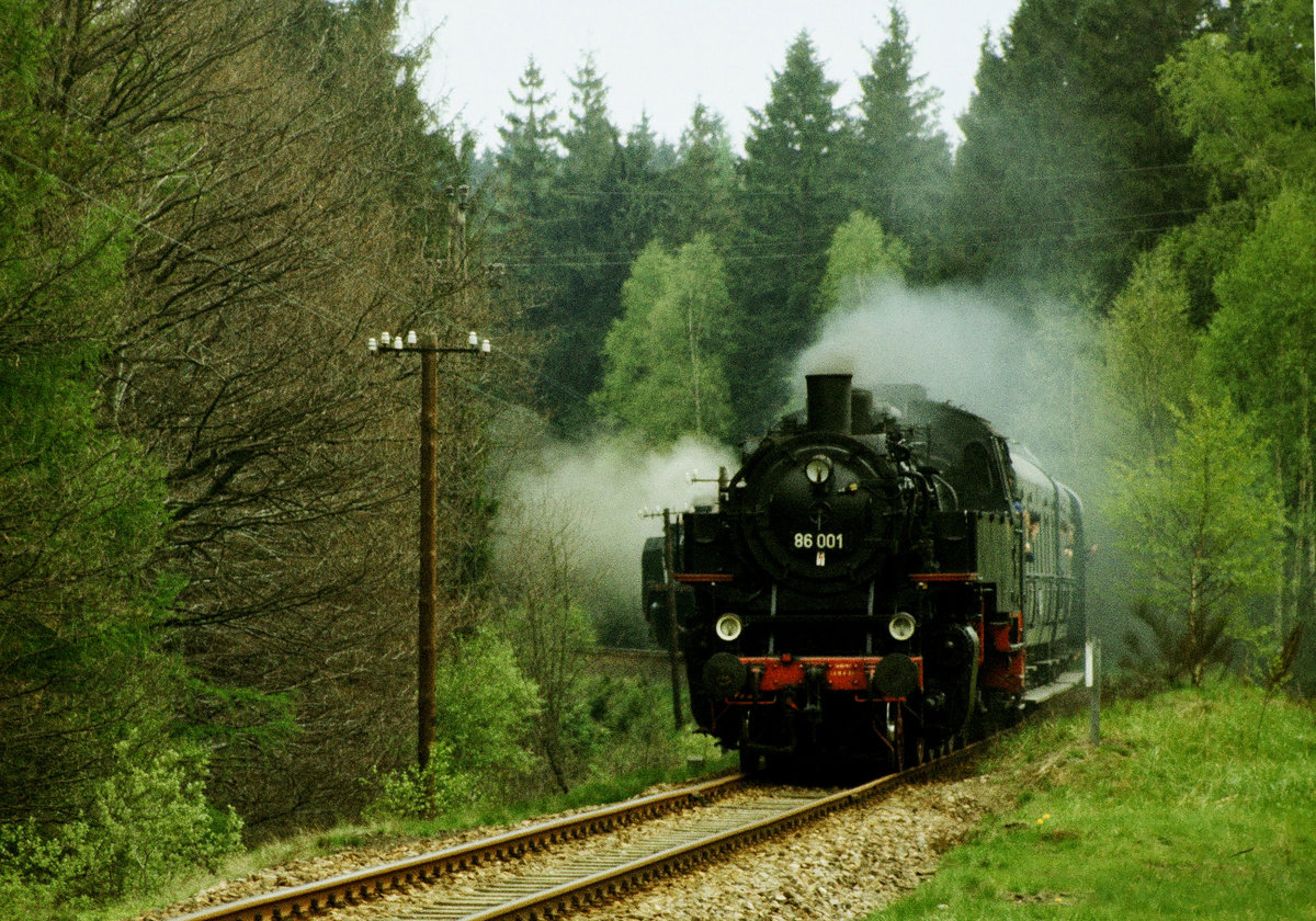 11. Mai 1985, Auf der  Zellwaldbahn  fanden Sonderfahrten mit einer historischen Zuggarnitur statt. Zuglok war 86 001. Der hinten sichtbare Dampf kommt von der  nachschiebenden  50 1002. Sie hatte sicher wenig Mühe mit diesem Geschäft.