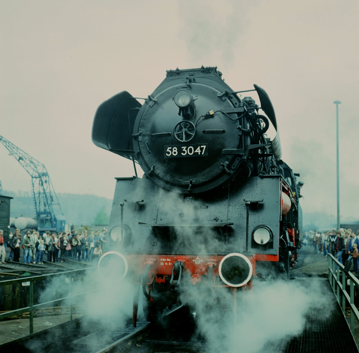 11. Mai 1985: Beim Loktreffen in Nossen stand auch 58 3047 unter Dampf und von vielen Fotografen umringt auf der Drehscheibe. Die Lok wurde 1920 bei Linke-Hofmann-Werke AG in Breslau gebaut und als G 12  Erfurt 5672  bei der KPEV in Dienst gestellt. 1981 wurde sie DR-Traditionslok, kam 1992 zum VM Dresden und gehört seit 1996 dem DB Museum.