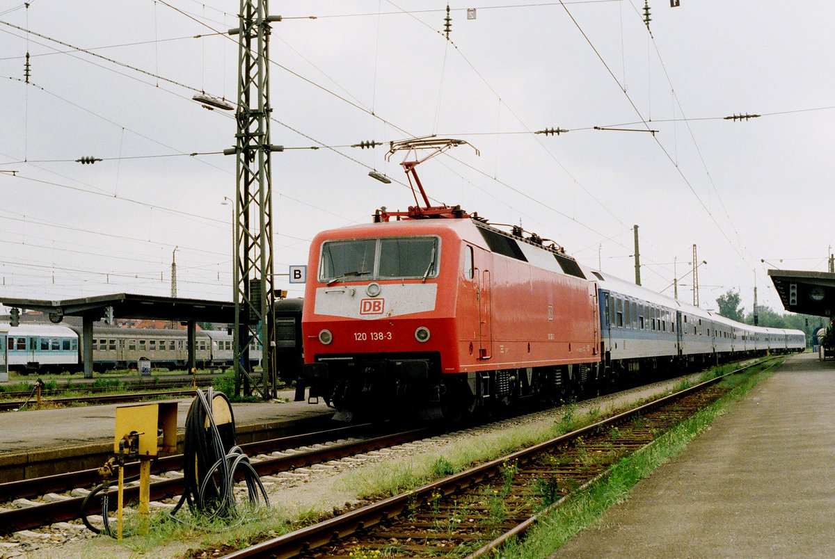 11. Mai 1996 Bahnhof Freilassing, Lok DB 120 138-3 mit Interregio von Karlsruhe.