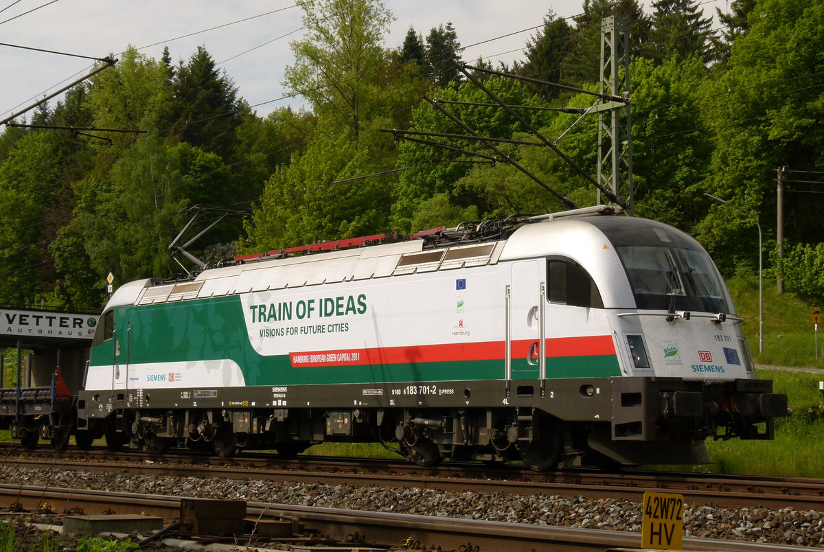 11. Mai 2011, Ein Güterzug nach Saalfeld wartet in Kronach die Überholung durch den ICE ab. Die PRESS 183 701 ist Zuglok des  Train of Ideas  der die Konzepte der Europäischen Umwelthauptstadt Hamburg in Europa publizieren soll. Heute hat sie aber  Güterdienst .