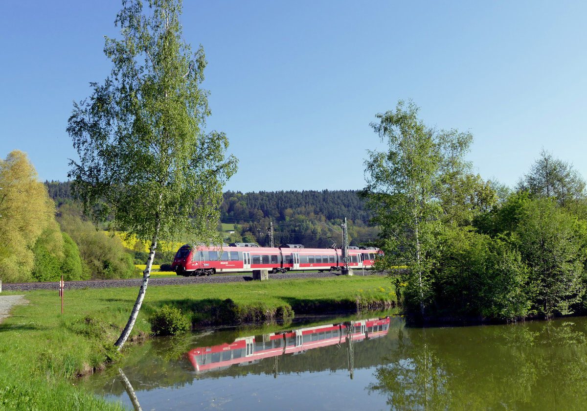 11. Mai 2017, auf der Frankenwaldbahn bei Johannisthal fährt ein ET 442 als RB 59349 Saalfeld - Bamberg in Richtung Lichtenfels.