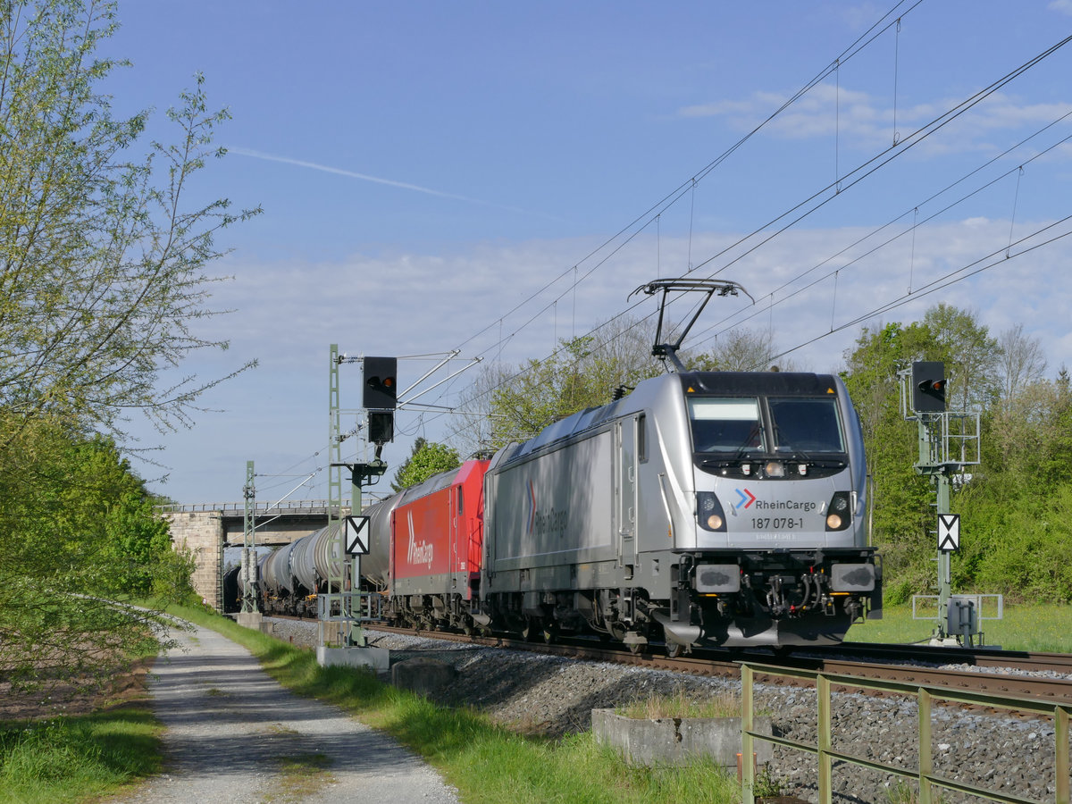 11. Mai 2017, Ein Güterzug fährt bei Johannisthal in Richtung Saalfeld. Zuglok ist 187 078, dahinter läuft 185 604. Beide gehören zur RheinCargo.
