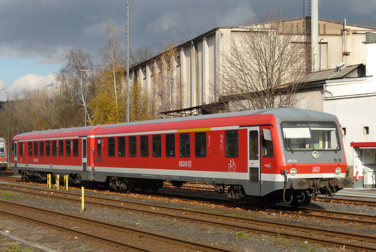 11. November 2010, Bayreuth Hauptbahnhof: Auf einem der Abstellgleise wartet Tw 628 245 auf seinen Einsatz als RB 34389 13:18 Uhr nach Weidenberg.