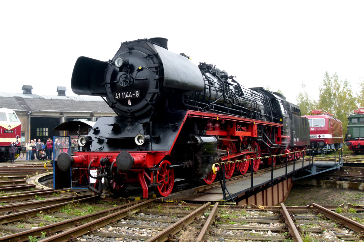 11. Oktober 2014, Zwiebelmarkt in Weimar. Auf dem Gelände des Bw Weimar findet dazu das traditionelle Eisenbahnfest statt. Die Dampflok 41 1144 der IGE „Werrabahn Eisenach“ war mit dem Traditionszug der DB Regio AG von Bad Hersfeld gekommen.