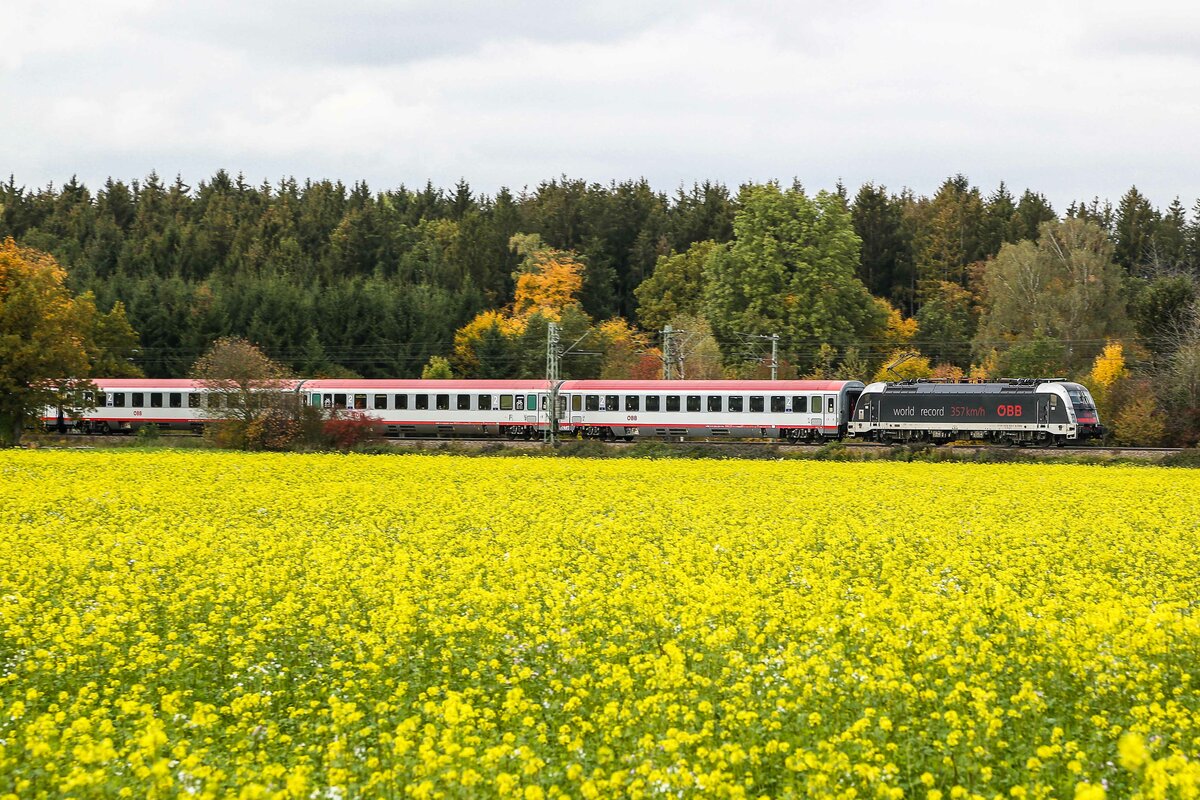 11 Oktober 2022 zwischen Badham und Zorneding fährt die 1216 025  world record  nach Wien.