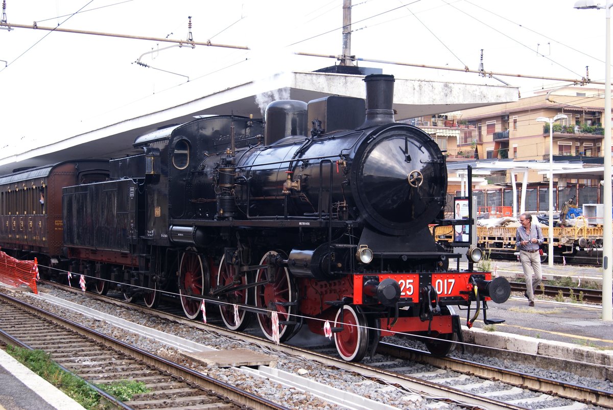 11 sept 2015, with a special train for the press, the 625.017 stops at Ciampino station, his final destination is Castelgandolfo. 