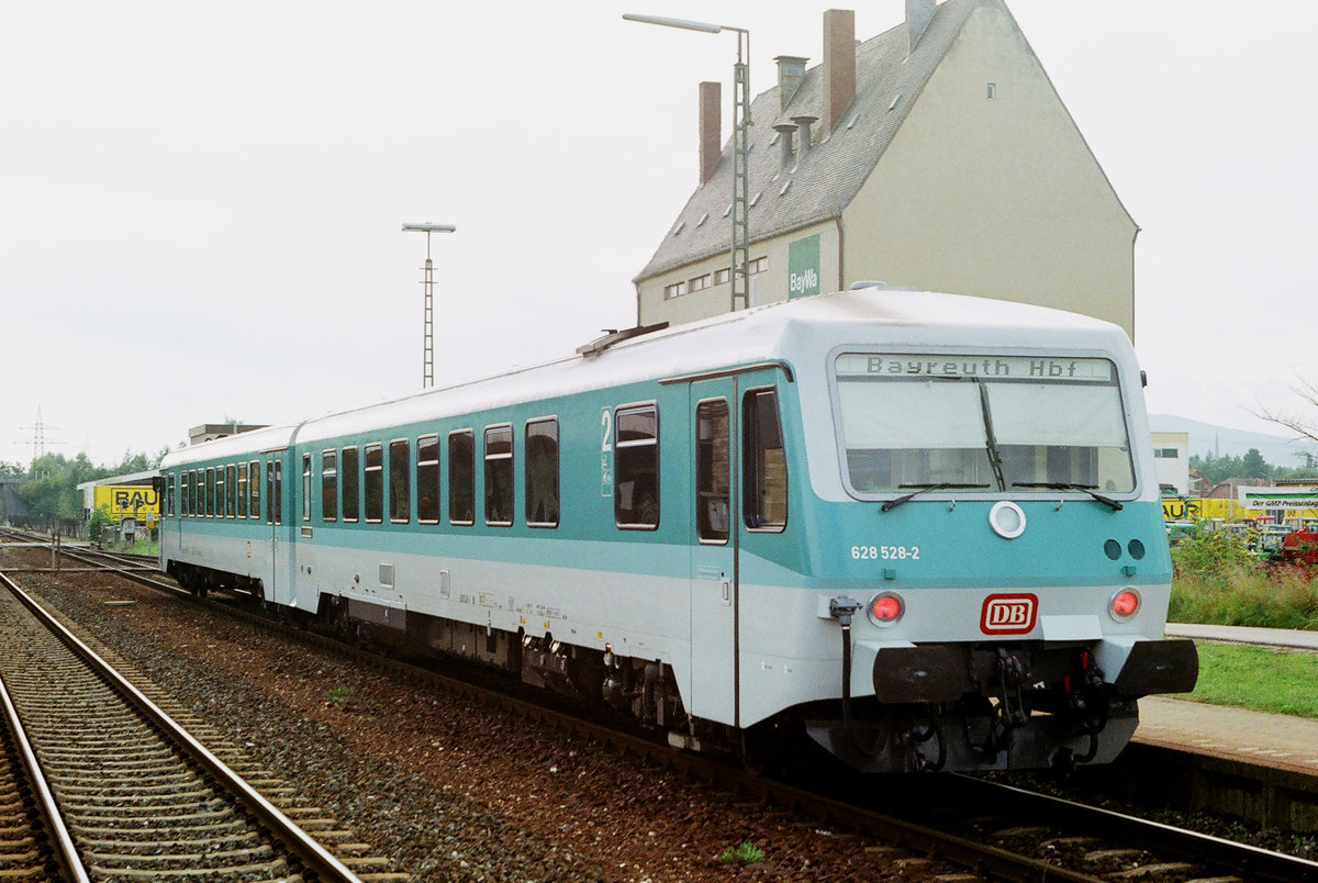 11. September 1993, VT 628 528 verlässt den Bahnhof Burgkunstadt mit Ziel Bayreuth.