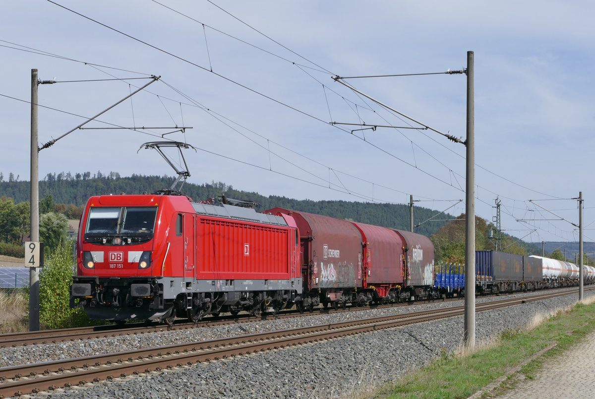 11. September 2018, Lok 187 151 fährt mit einem Güterzug durch Küps in Richtung Lichtenfels.