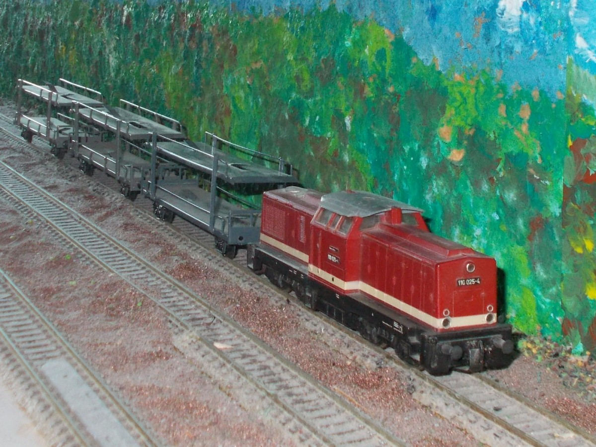 110 025 von Gützold mit  uralt  Autotransportwagen,am 23.November 2015,auf dem linken Gleis auf meiner H0-Anlage.