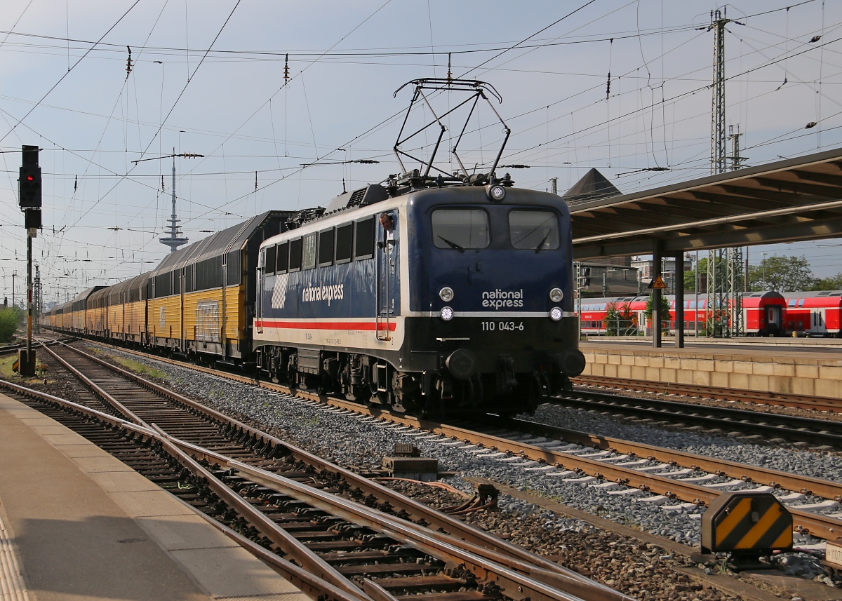 110 043-6 mit geschlossenen ARS-Autotransportwagen im Hauptbahnhof Bremen. Aufgenommen am 11.05.2016.