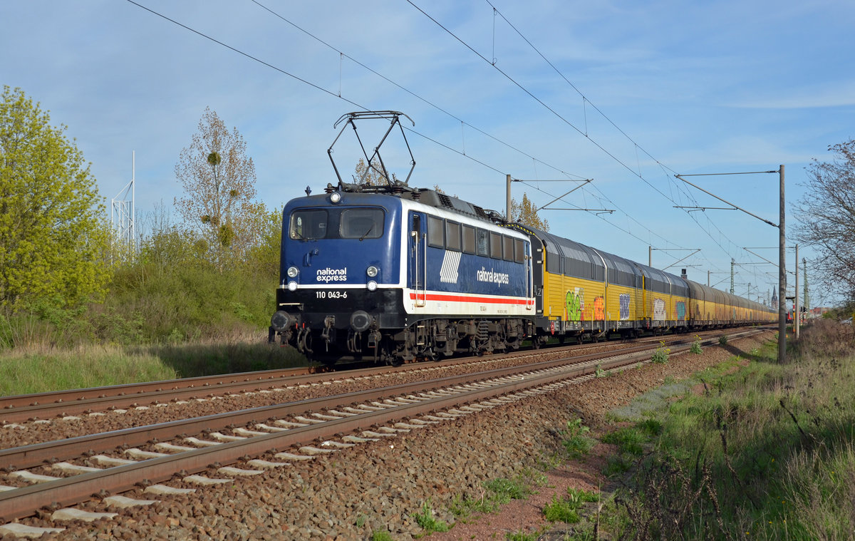 110 043 führte am 22.04.16 einen Altmannzug aus Rackwitz kommend durch Greppin Richtung Dessau. Ziel sollte der Hafen in Cuxhaven sein.
