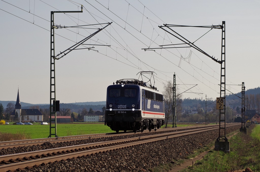 110 043  National Express  der Pressnitztalbahn am 30.03.2014 bei Neukenroth Richtung Saalfeld. 
