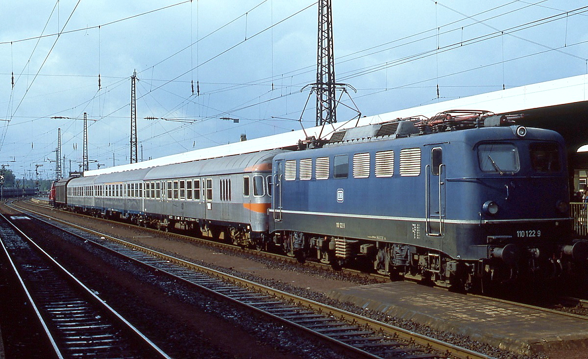 110 122-9 um 1980 im Bahnhof Hamm (Westfalen)