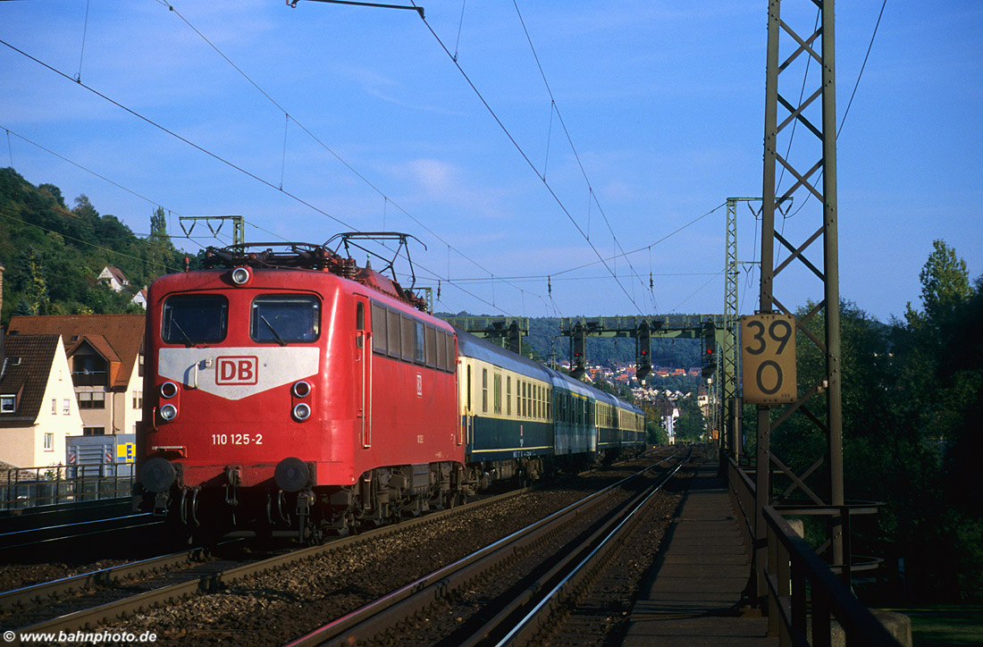 110 125-2 mit RE 3174 in Gemünden | 23.09.1998