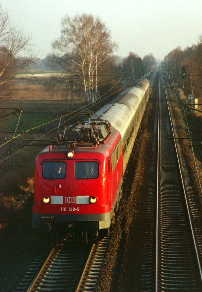 110 138 mit RE 3220 (Uelzen–Hamburg) am 30.12.1998 zwischen Bardowick und Radbruch