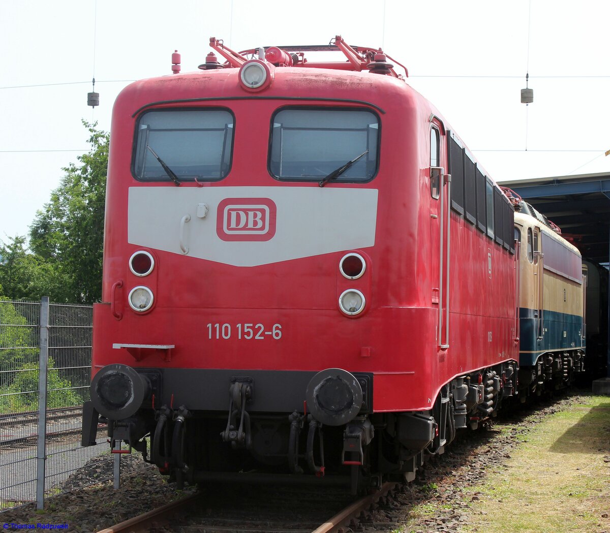 110 152-6, eine der ersten Exemplare der ehemaligen Deutschen Bundesbahn. Sie war Jahrzehnte im Einsatz und steht heute im DM-Museum Koblenz-Lützel. Aufnahme vom 18. Juni 2022.