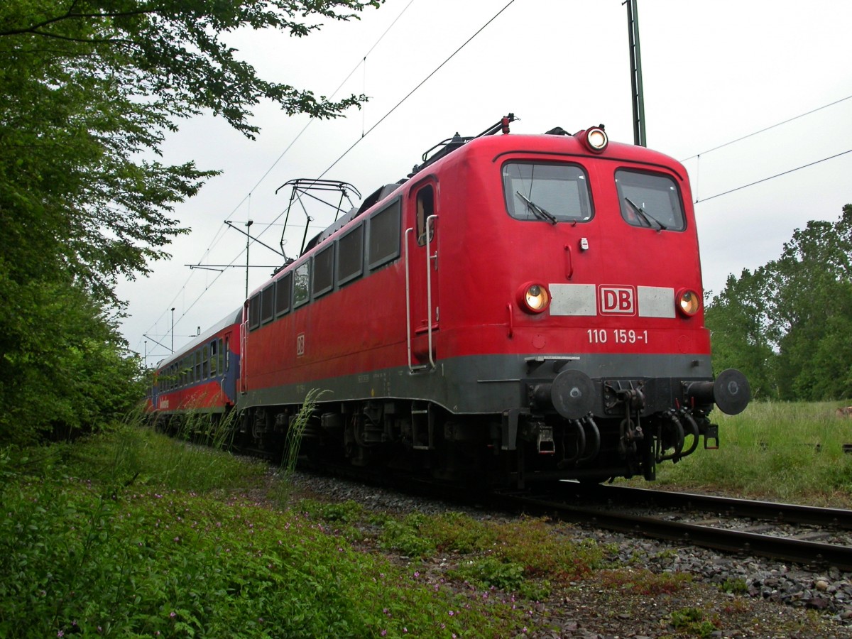 110 159-1 am 21.05.2005 mit dem Dz 13017 in Neuenburg (Baden). Sie bernahm den Zug von der BB 20202 und wird in weiter zum Endbahnhof Berlin bespannen. (Fotografiert von ffentlichem Gelnde)