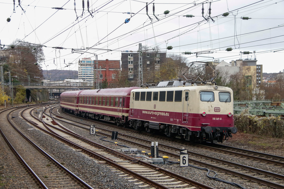 110 169-0 Euroexpress am Schluss des Zuges in Wuppertal, am 01.12.2018.