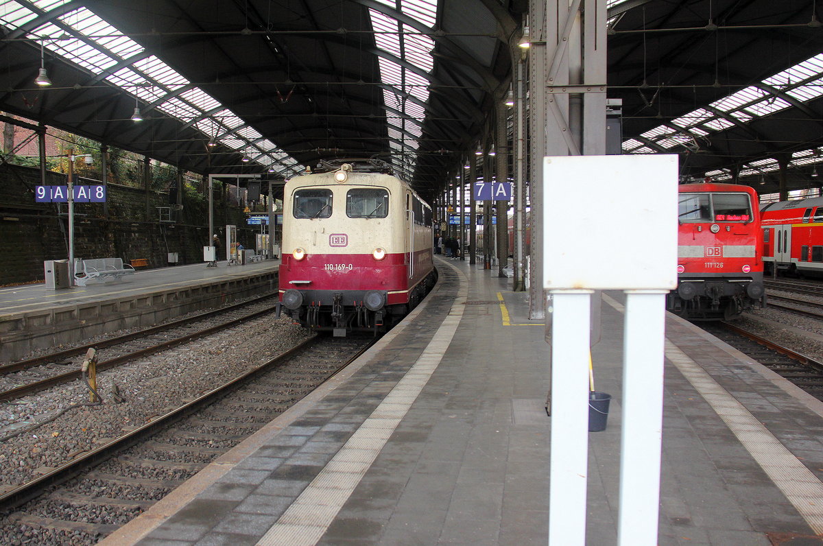 110 169-0 Euroexpress fährt mit einem Sonderzug von Aachen-Hbf nach Aachen-Rohte-Erde.
Aufgenommen vom Bahnsteig 6 vom Aachen-Hbf.
Am Mittag vom 1.12.2018.