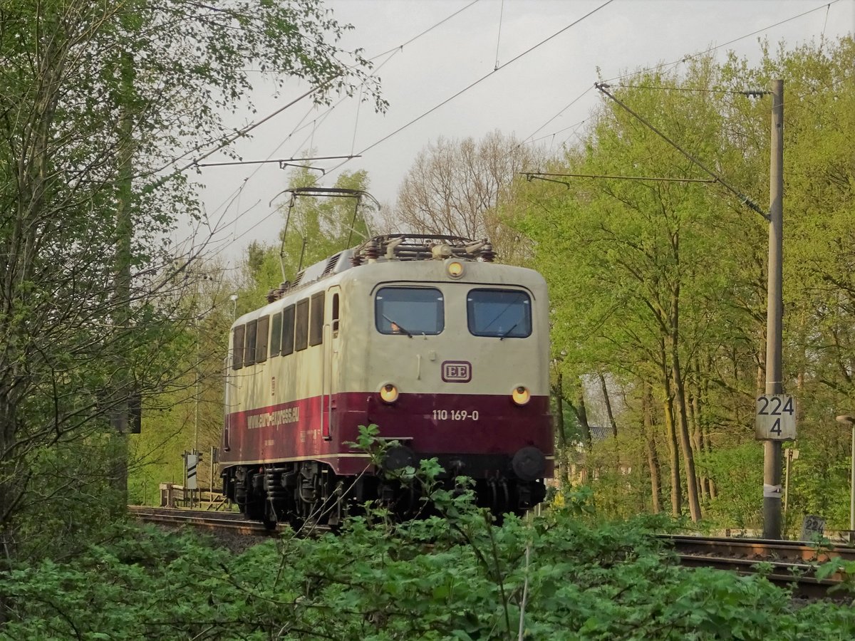 110 169 der Euro-Express Sonderzüge bei Leschede am 20.04.18. Diese Lok wurde im Juli 2017 in Beige-Rot umlackiert.