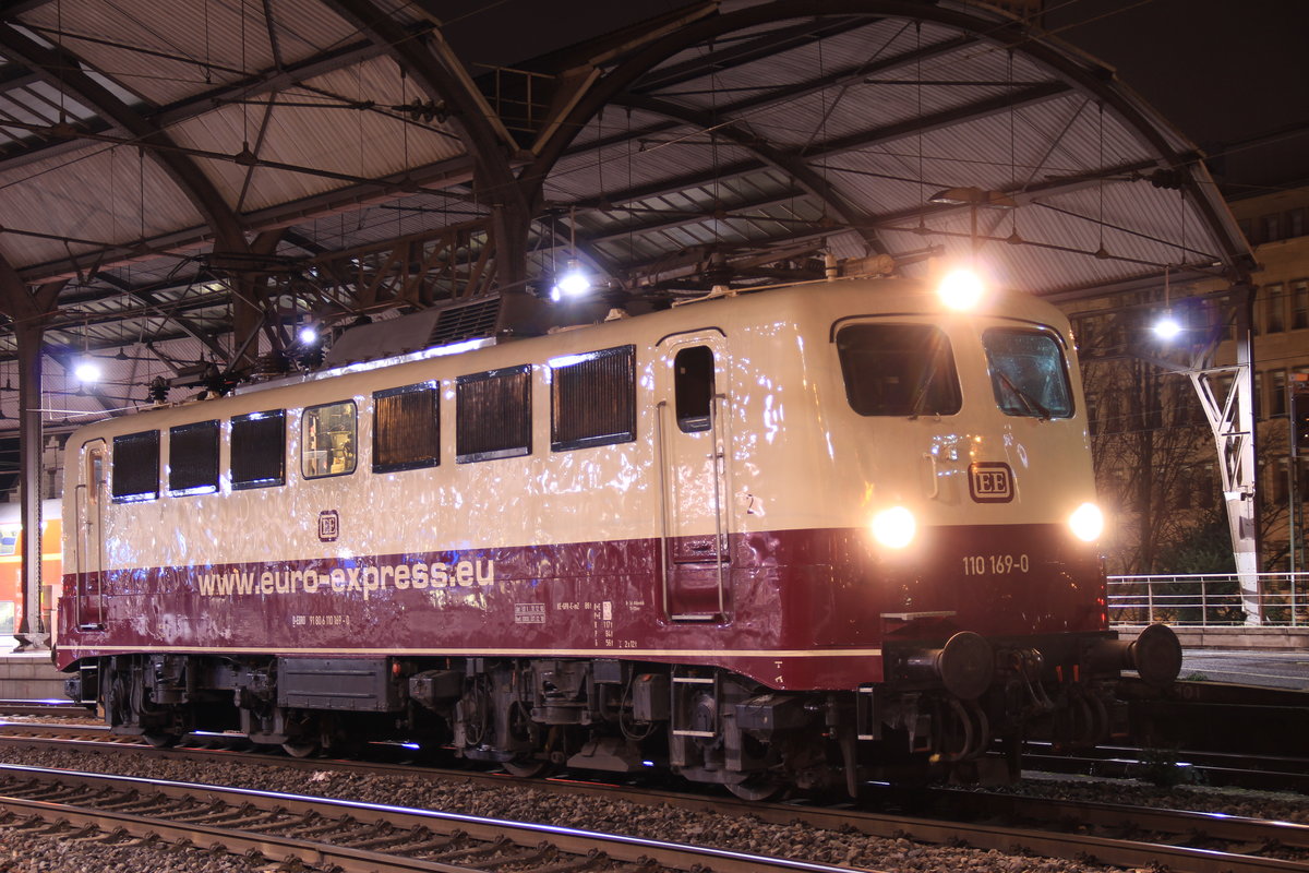 110 169 der Euroexpress während des Lokwechsels im Aachener Hauptbahnhof im Frühjahr 2018