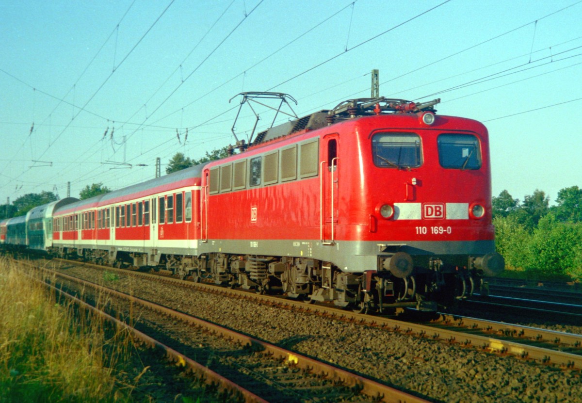 110 169 mit RE 24442 (Hamburg–Bremen) am 27.07.1999 in Klecken