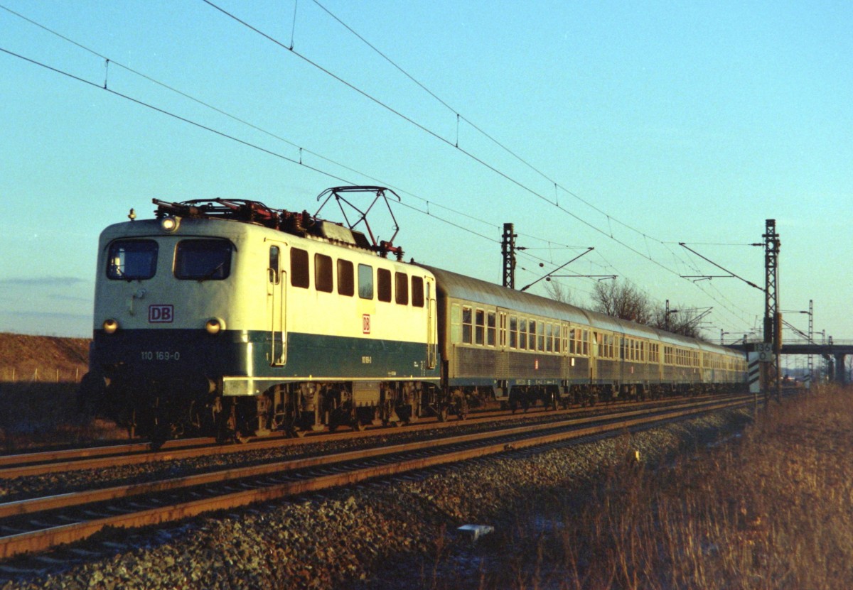110 169 mit RE 3222 (Uelzen–Hamburg) am 26.12.1996 zwischen Lneburg und Bardowick