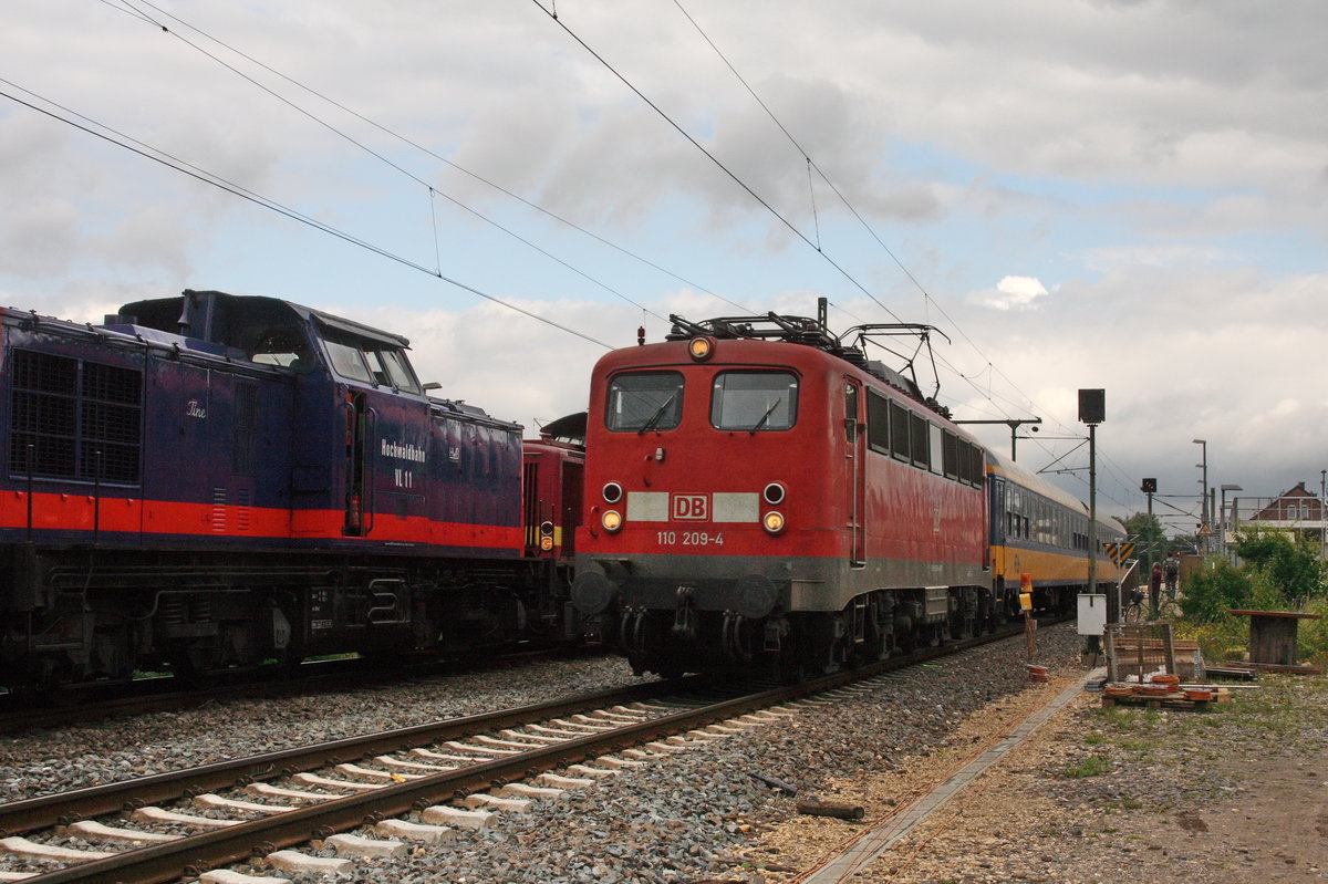 110 209-4 mit zwei Personenwagen der NS auf der Strecke Mönchengladbach-Köln passiert am Pulheimer Bahnhof am 19.07.2008 den Gleisbauzug der Hochwaldbahn.