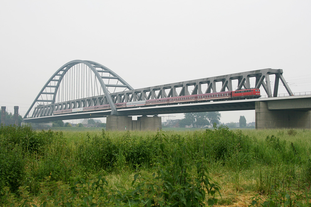 110 209 mit einem WDR-Schlagersonderzug am 31.05.2008 auf der Hammer Eisenbahnbrücke,
die Düsseldorf und Neuss miteinander verbindet.