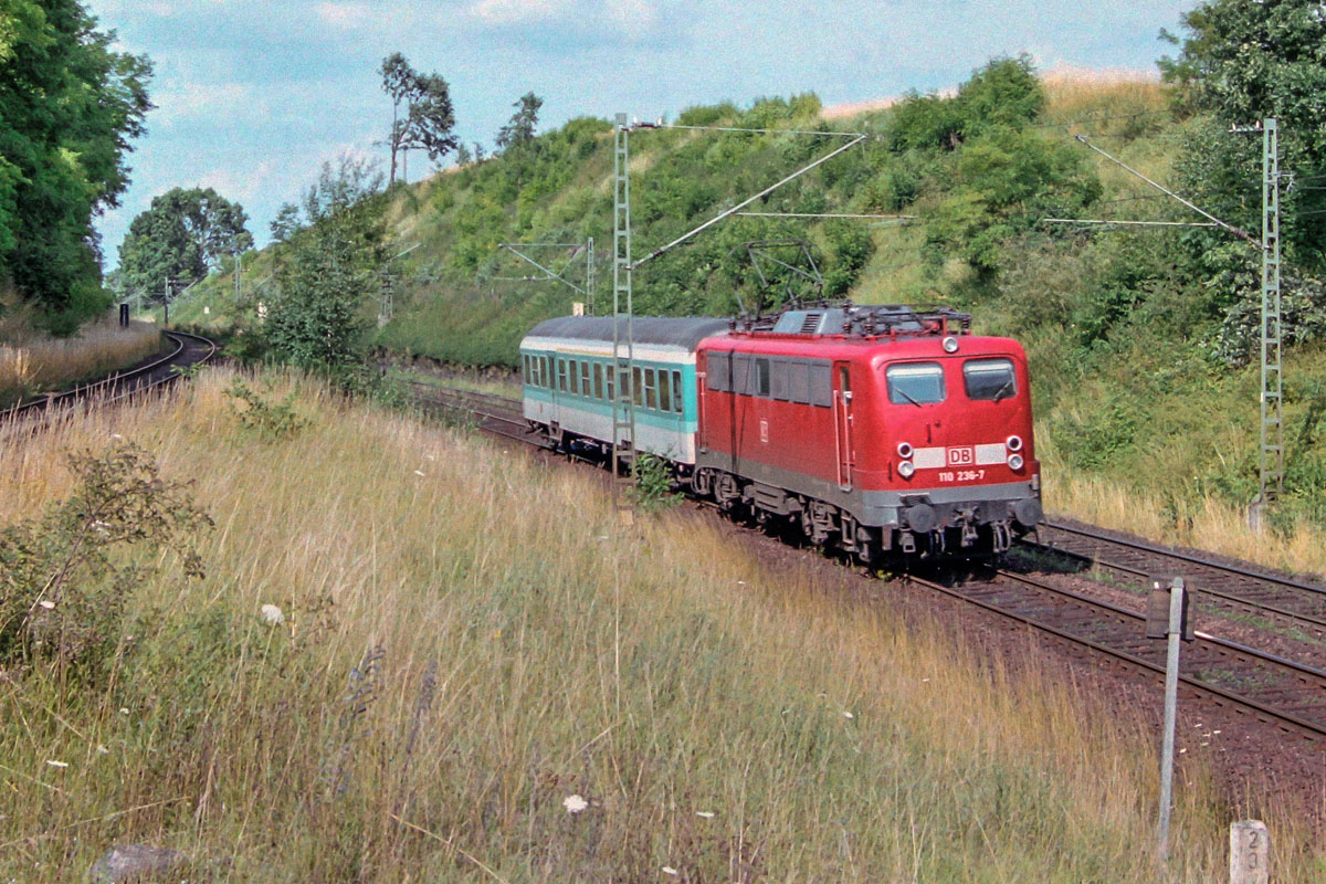 110 236 hatte am 18.7.00 für ihren RE Ansbach - Crailsheim nur einen ABn-Wagen am Haken. Vorne rechts steht der km-Stein 2,3.
