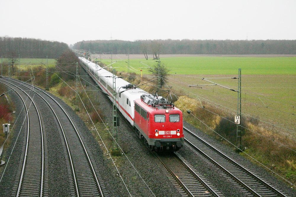 110 236 schleppt einen vermutlich defekten ICE.
Aufgenommen am 6. Dezember 2007 in Köln-Roggendorf/Thenhoven bei strömendem Regen.