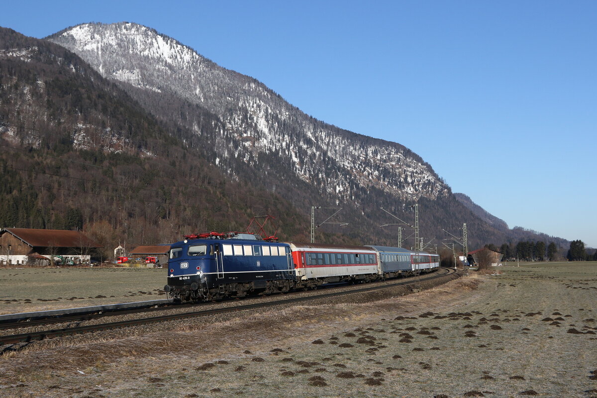 110 248 mit einem  Ski-Sonderzug  am 12. Februar 2022 bei Niederaudorf im Inntal.