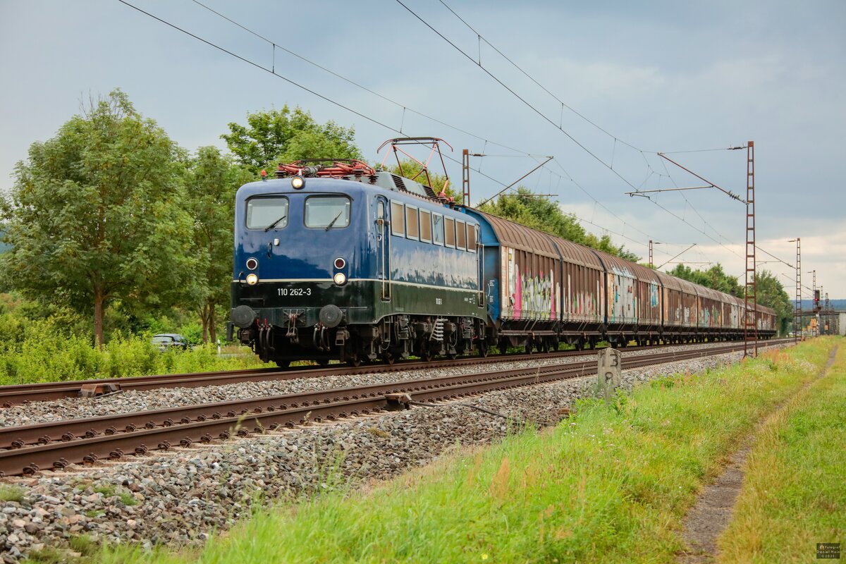 110 262-3  BayernBahn  mit Henkelzug in Thüngersheim, August 2021.