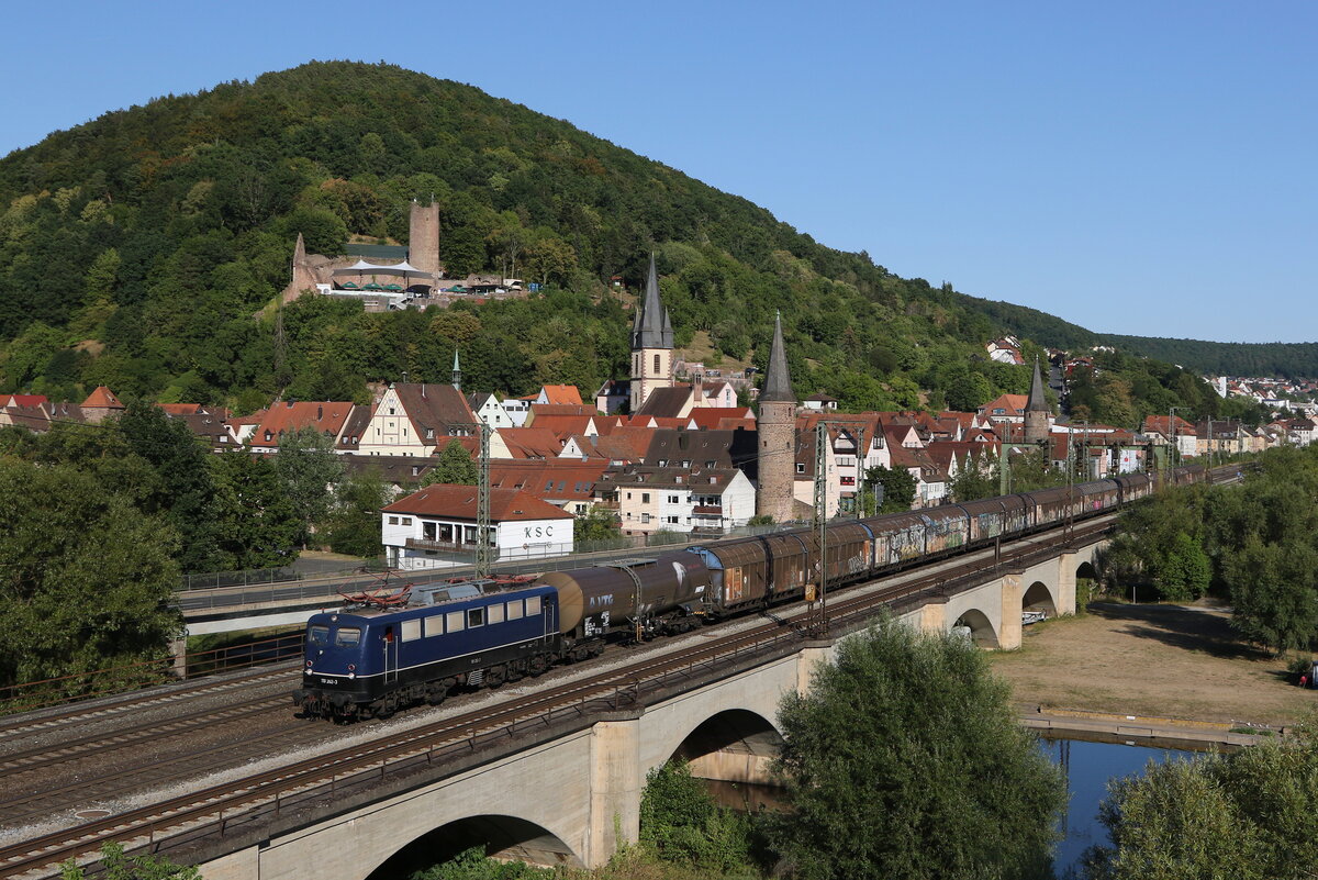 110 262 mit dem  Henkelzug  am 8. August 2022 in Gemünden am Main.