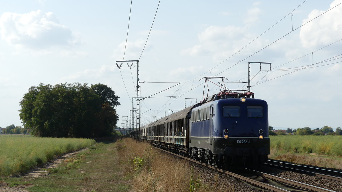 110 262 zieht den Henkelzug Langenfeld - Gunzenhausen über die Rhein-Main Bahn zwischen Klein-Gerau und Weiterstadt. Aufgenommen am 19.9.2018 15:37