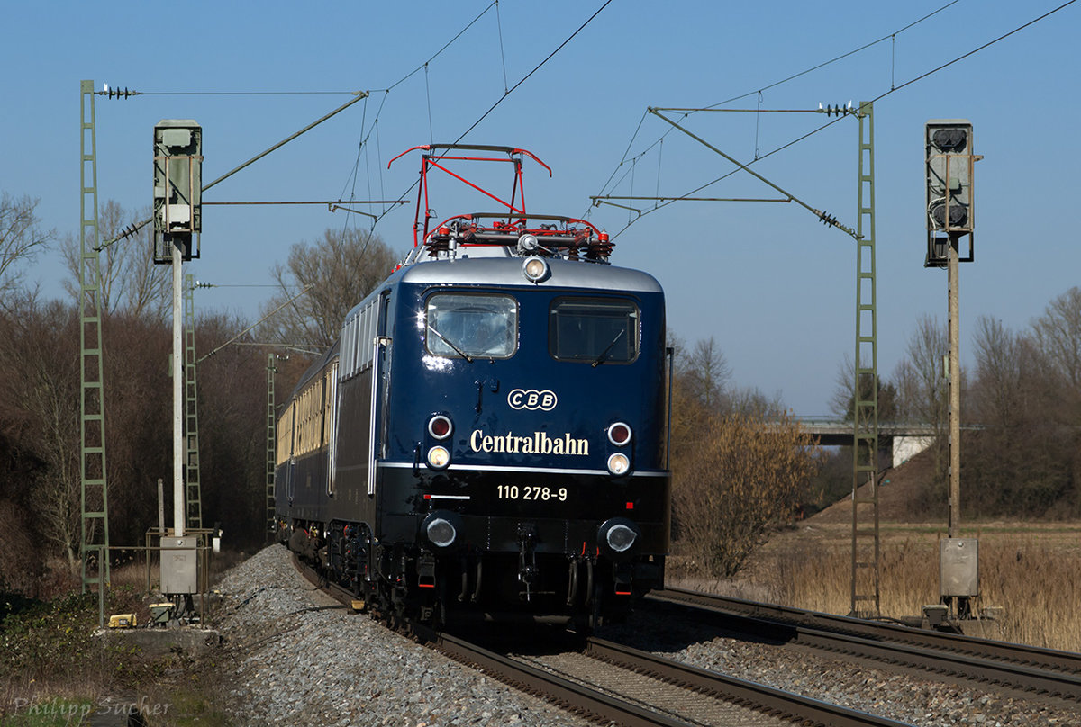110 278-9 der Centralbahn mit dem DLr 13471 (Mönchengladbach - Basel) bei strahlendem Sonnenschein an der Einfahrt Riegel am 14.02.2018.