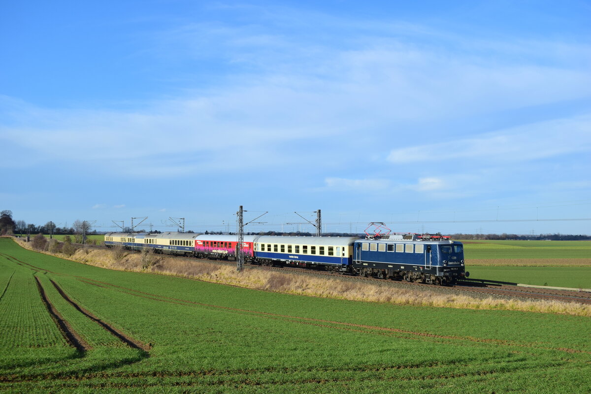 110 278-9 rauscht mit einem Sonderzug nach Koblenz durch Rommerskirchen in Richtung Köln.

Rommerskirchen 07.02.2026