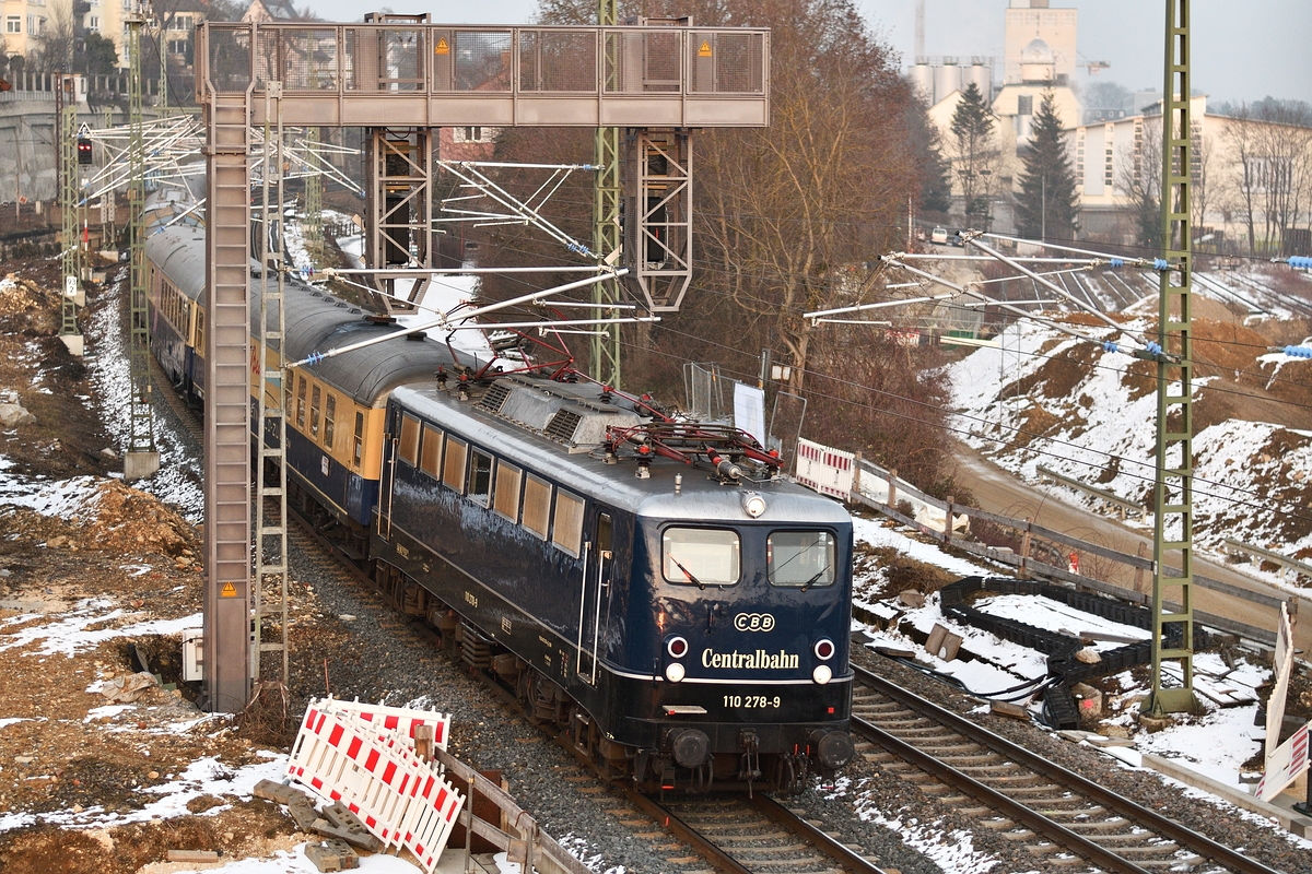 110 278 von Centralbahn brachte am 6.Februar 2019 einen Rheingold-Sonderzug von Frankfurt am Main nach Sonthofen bis Ulm Hbf. Von Ulm Hbf bis Sonthofen bespannte eine 218 den Zug. Das Bild zeigt den Zug in Ulm, wenige Augenblicke vor Ankunft.