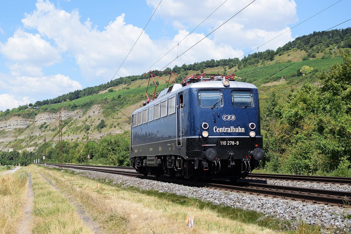 110 278 der Centralbahn fährt am 26. Juli 2108 bei Thüngersheim Lz Richtung Würzburg.